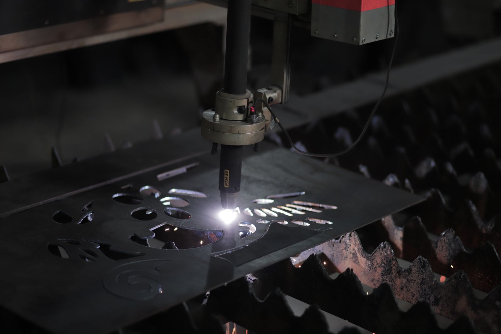 Cutting head working a flat sheet on a slat table